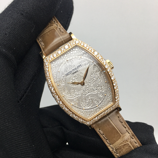 PATEK PHILIPPE 百达翡丽GONDOLO系列 7099R-001 18k玫瑰金腕表。29.6x38.9毫米表径，表壳18k玫瑰金镶钻，表壳镶嵌480颗钻石3.31克拉，?手工雕饰纹金质表盘，镶钻 367 颗（~0.56 克拉），搭配凸圆形金质时标表盘，?表扣18k玫瑰金镶钻-镶有26颗钻石（0.15克拉）?。  单表无附件。