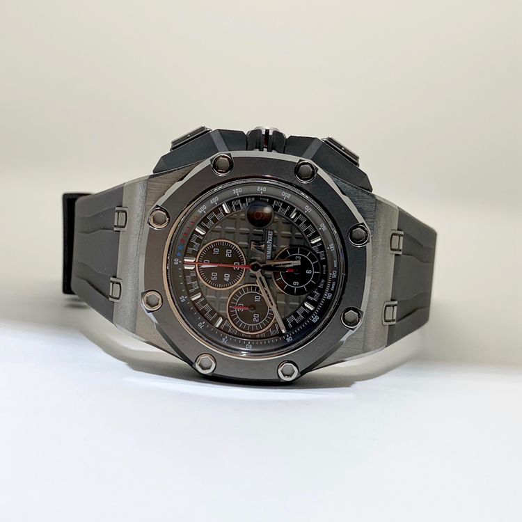 Audermars Piguet 爱彼 皇家橡树离岸型系列，26568IM.OO.A004CA.01。44毫米表径，深灰色表盘镌刻“Méga Tapisserie”超大格纹装饰，搭配黑色计时器、白金荧光立体时标和皇家橡树指针以及含测速仪刻度的深灰色内表圈。3点位置日期显示，计时功能，AP 3126/3840自动上弦机械机芯，动力储备55小时。专柜定价：341000元。 单表无附件。
