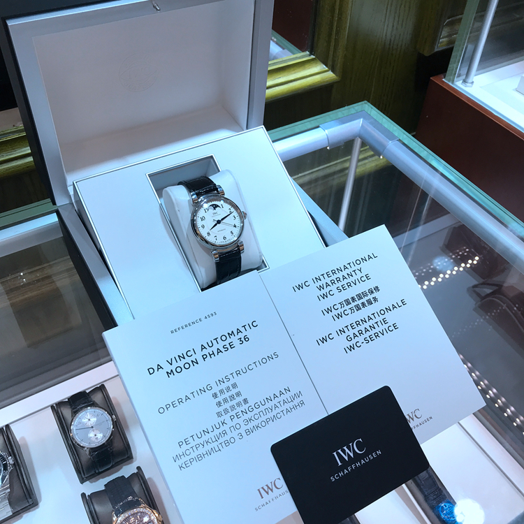 IWC 万国 达文西系列，IW459306。36毫米表径，精钢表壳，白色镀银面盘，12点位置为月相显示，35800自动上弦机械机芯，专柜定价：63700元。 全套附件齐全。