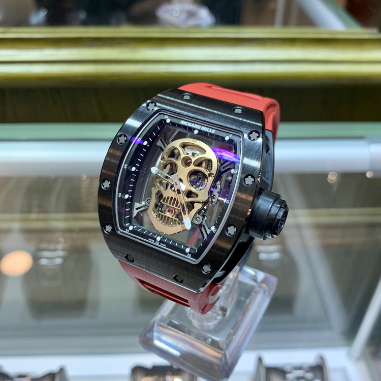 RICHARD MILLE 理查德米勒 ，RM 52-01。42.7×50毫米表径，陶瓷表壳，镂空酒桶型面盘，陀飞轮装置，RM052手动上弦机械机芯，动力储备48小时。 全套附件齐全。