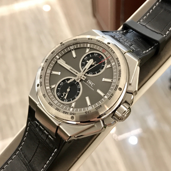 IWC 万国 工程师系列，IW378507。专业赛车手特别版。45毫米表径，精钢表壳，暗蓝灰色面盘，六点位置小秒针及日历显示，十二点位置12小时计时时针分针，双面防反光平面蓝宝石玻璃表镜，自动上弦机械机芯，动力储备68小时。专柜定价：85800元。 全套附件齐全。