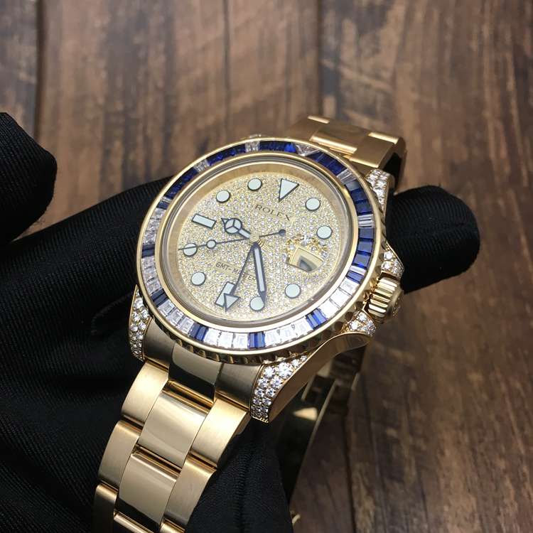 Rolex 劳力士 格林尼治型II系列，116758 SA-78208。40毫米表径，18K黄金镶钻宝石，表圈镶嵌29颗钻石，30颗蓝宝石，表耳镶钻。钻石满天星表盘，中央时、分及秒针，24小时显示；瞬时变更独立指针显示第二时区时间（GMT）；瞬跳日历；秒针暂停功能以准确调校时间。蚝式三排链节表带，自动上弦机械机芯，专柜定价：843700港币。 单表无附件。