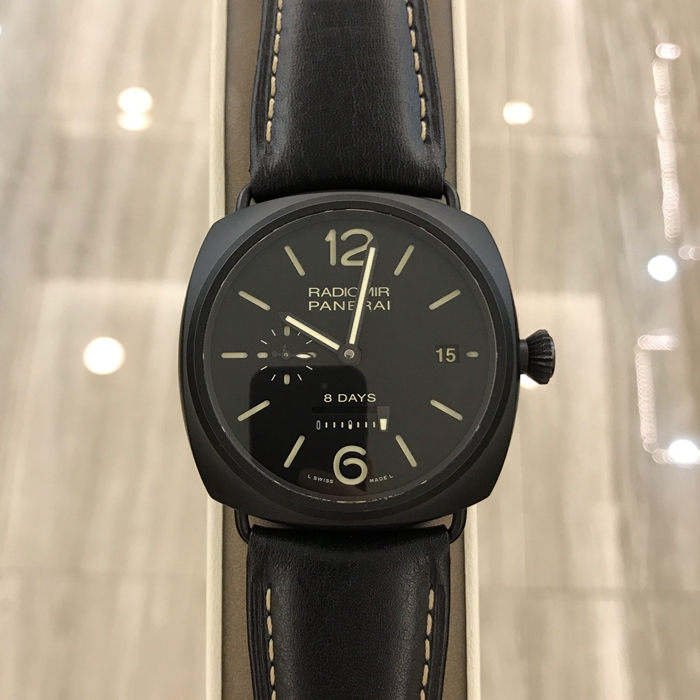 Panerai 沛纳海 RADIOMIR系列，PAM 00384。45毫米表径，陶瓷表壳。黑色表盘，附夜光阿拉伯数字及小时标示。3点钟位置设日期显示，9点钟位置设小秒盘，6点钟位置设线性动力储存显示。手动上弦机械机芯，动力储备192小时。专柜定价：91800元。 单表无附件。