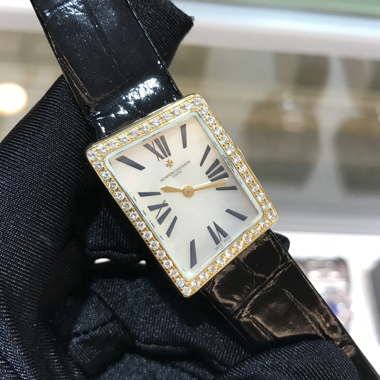 Vacheron Constantin 江诗丹顿 1972系列，25521/000J-9114。23.4毫米表径，18K黄金原钻表壳，银白色面盘，精准石英机芯，专柜定价：187000元。 单表无附件。