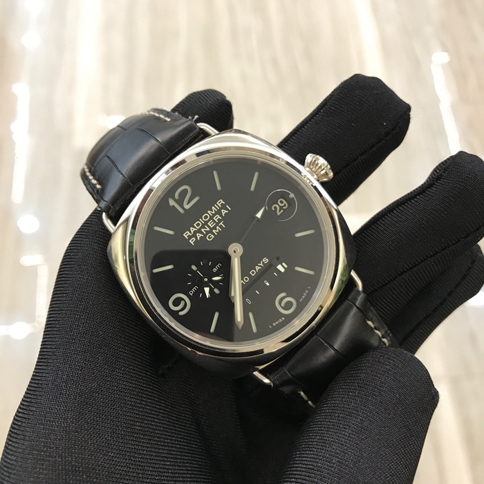 Panerai 沛纳海，00235。45毫米表径，18K白金表壳，黑色面盘，附夜光阿拉伯数字及小时标示。3点钟位置设日期显示，9点钟位置设小秒盘和24小时显示，6点钟位置设线性动力储存显示。自产P.2003自动上弦机械机芯，动力储备240小时。 全套附件齐全。