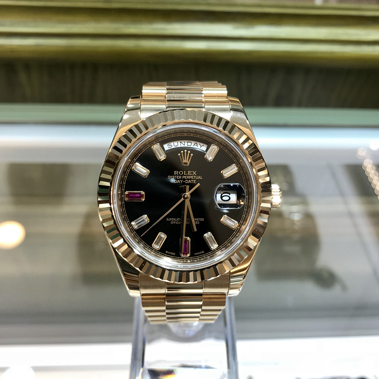 Rolex 劳力士 星期日历型系列，218235-83215 B2RU。41毫米表径，18K玫瑰金表壳，黑色面盘，10颗镶钻时标，2颗红宝石时标，3点位置日期显示，12点位置为星期显示，专柜定价：346100元。 全套附件齐全。