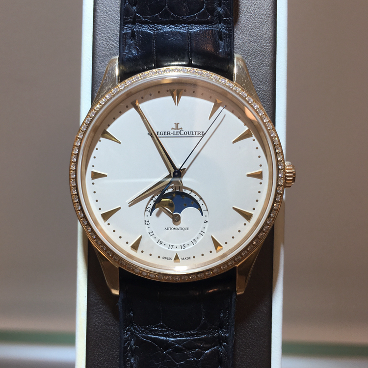 Jaeger-LeCoultre 积家 master 大师系列，1362501。39毫米表径，18K玫瑰金表壳，镶嵌80颗钻石，约0.57克拉， 蛋壳黄面盘，镀金时标，6点位置月相、日期显示，自产925/1自动上弦机械机芯，动力储备43小时，专柜定价：169000元。 全套附件齐全。