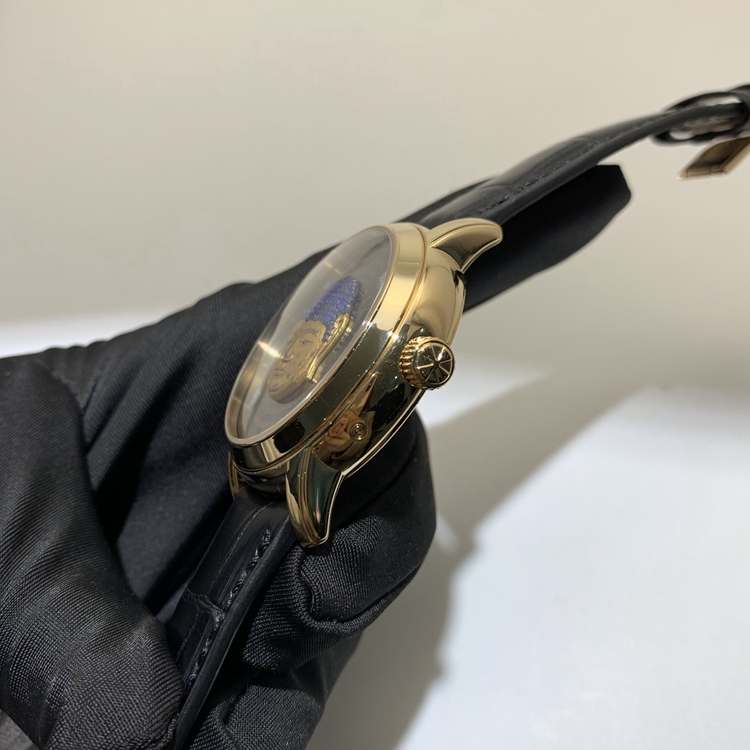 Vacheron Constantin 江诗丹顿 艺术大师系列，86070/000J-9348。40毫米表径，18K黄金表壳，以日本宗教佛像面具为表盘的腕表散发出如皓月般温柔与详和的光辉，日期显示、星期显示功能，自动上弦机械机芯。  全套附件齐全。