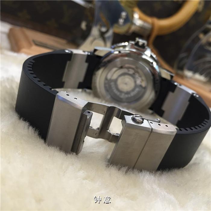 Ulysse Nardin 雅典航海系列，263-90-3/92。钛金属45毫米表径，背透自动机械，小三针，日历显示，动力储备显示，橡胶表带折叠扣。专柜定价：8300欧元。 未使用品全套附件齐全。
