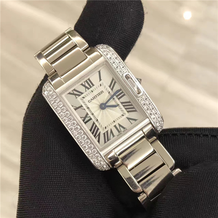 Cartier 卡地亚 Tank Anglaise 英国坦克 系列，WT100008。小号表款，30.2 x 22.7毫米表径。?18K镀铑白金表壳，镶嵌109颗明亮式切割圆钻；九角形表冠，镶嵌一颗明亮式切割圆钻，总重0.88克拉。镀银雕纹漆面表盘。剑形蓝钢指针。蓝宝石水晶镜面。18K镀铑白金表链，?精准石英机芯。专柜价格：289000元。? 单表无附件。