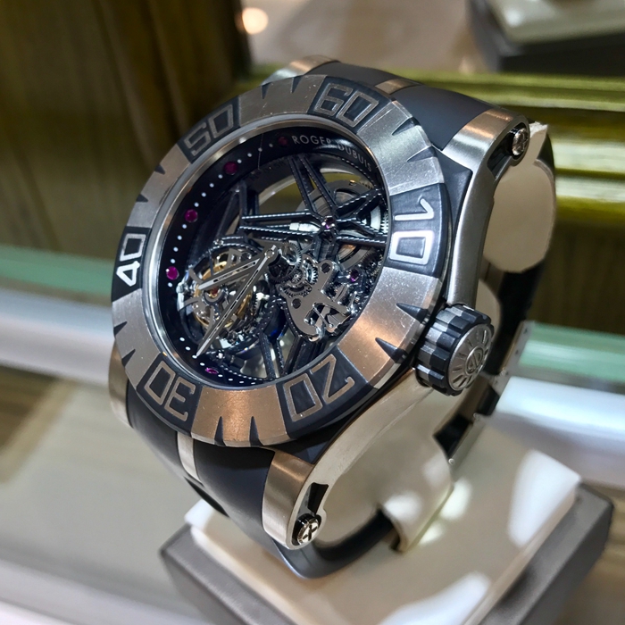 RogerDubuis 罗杰杜彼 历史系列，RDDBSE0185。48毫米表径，钛金属表壳。镂空表盘，蓝宝石水晶玻璃表镜。手动上弦机械机芯，动力储备60小时。 单表无附件。