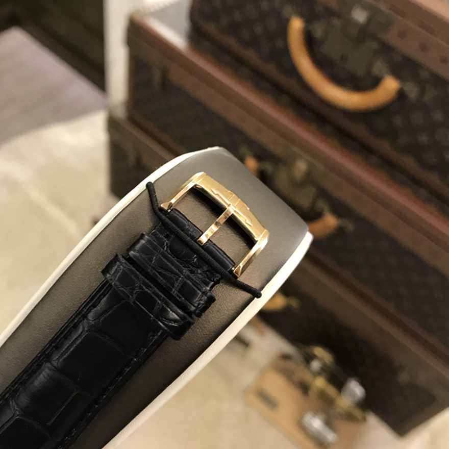 Jaeger-LeCoultre 积家 master 大师系列，1562401。41.5毫米表径，18K玫瑰金表壳镶嵌钻石， 银色放射状拉丝面盘，钻石时标，配备第二时区显示、24小时制参考时间显示和瞬跳指针，6点位置为陀飞轮装置，自产Cal.978B自动上弦机械机芯，动力储备48小时。专柜定价：679000元。 单表无附件。