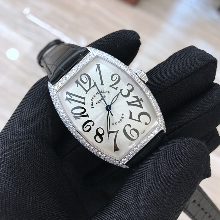 FRANCK MULLER 法兰克穆勒 CINTR?E CURVEX系列，6850。34x47毫米表径，18K白金原钻钻圈钻耳，白色面盘黑字，自动上弦机械机芯。 未使用品全套附件齐全。