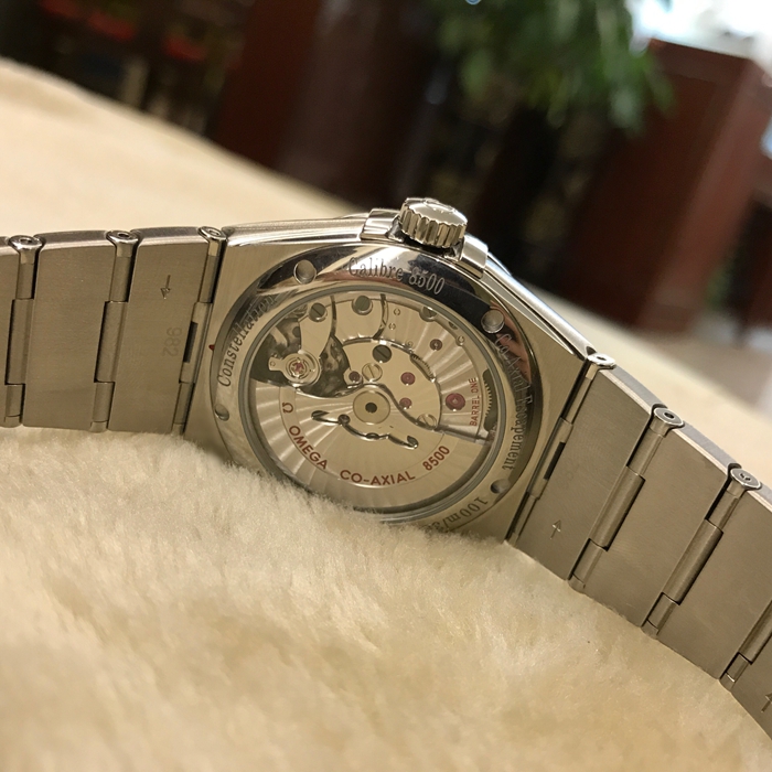 Omega 欧米茄 星座系列，123.10.38.21.52.001。38毫米表径，精钢表壳，银白色面盘，镶钻时标，三点位置视窗式日期显示，自动上弦机械机芯，动力储备60小时。专柜定价：55000元。 全套附件齐全。