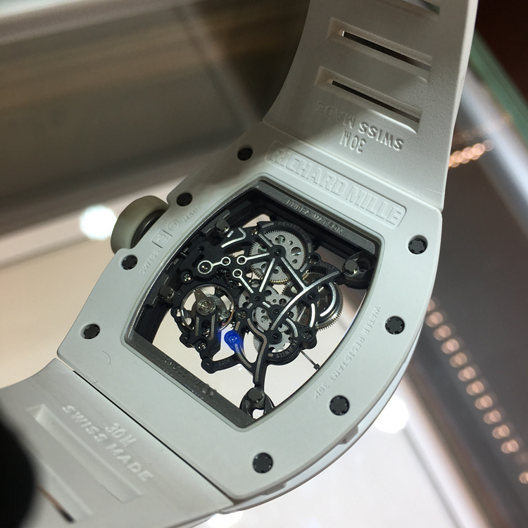 RICHARD MILLE 理查德米勒 男士系列，RM 055。42.7 x 49.9毫米表径，陶瓷表壳，黑色镂空面盘，蓝宝石镜面，手动上弦机械机芯。 单表附保卡。