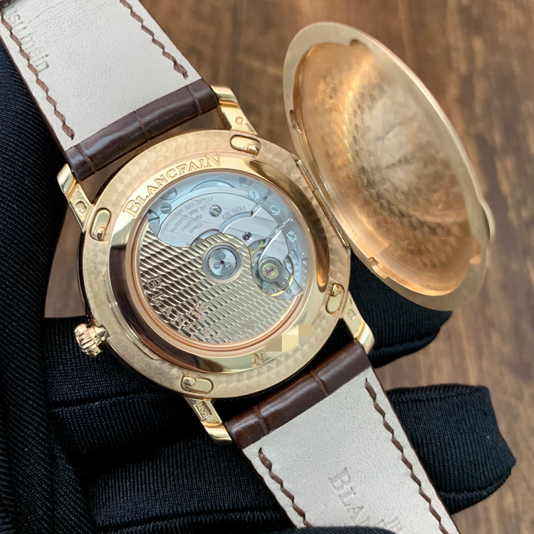 Blancpain 宝珀 Villeret 经典系列，6664-3642-55B。40毫米表径，18K玫瑰金表壳，银白色面盘，罗马数字时标，指针式日期显示，月相显示、月份显示、星期显示功能，Cal.6654自动上弦机械机芯，动力储备72小时。专柜定价：223000元。 单表无附件。