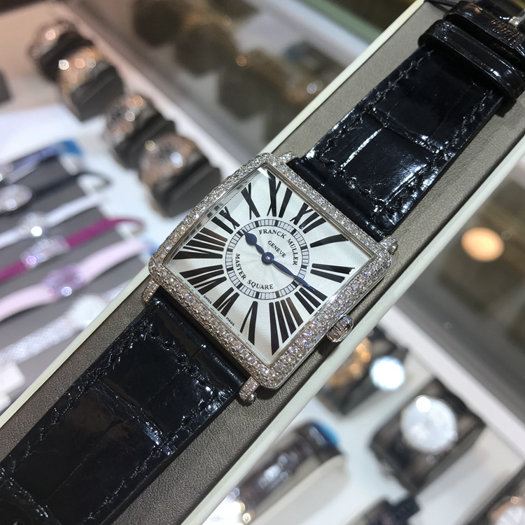 FRANCK MULLER 法兰克穆勒，6002 M QZ D。36.5毫米表径，18K白金，原镶钻圈钻耳，白色面盘，罗马数字时标，精准石英机芯。 单表无附件。