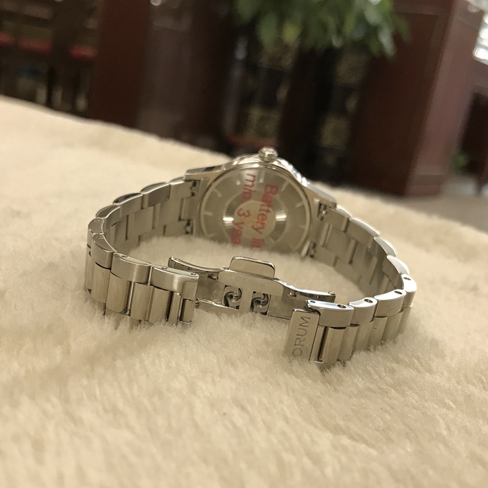 CORUM 昆仑 ADMIRAL'S CUP 海军上将杯系列，020.100.20/V200 PN22。32毫米表径，精钢表壳，白色贝母面，中心时针分针，精准石英机芯。 未使用品全套附件齐全。