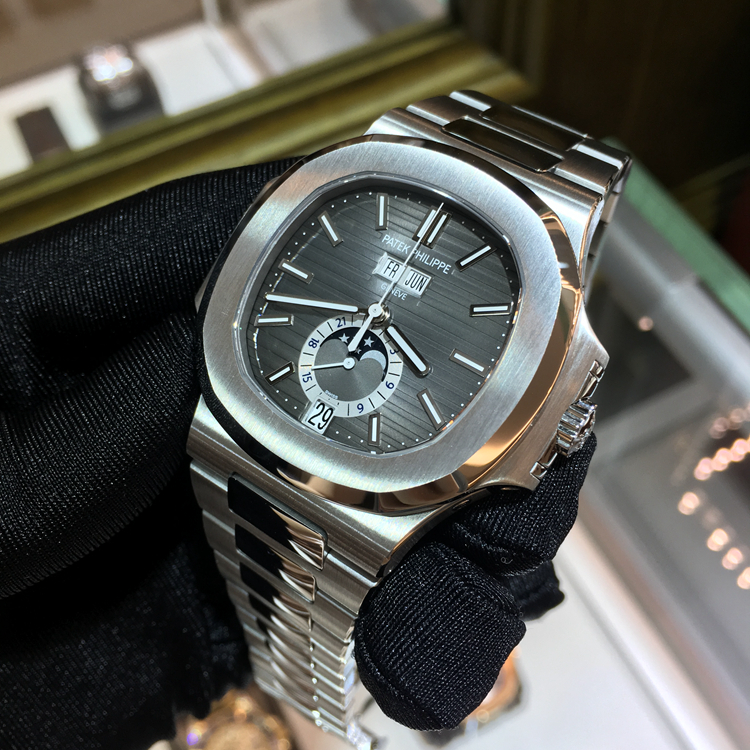 PATEK PHILIPPE 百达翡丽 NAUTILUS 运动系列，5726/1A-001。40.5毫米表径，精钢表壳，黑色渐变表盘，覆荧光涂层金质立体时标，3点位置视窗式日期显示、月相显示，12点位置星期、月份显示，不锈钢链带，配有nautilus折叠式表扣，旋入式表冠，324 S QA LU 24H/303自动上弦机械机芯，动力储备45小时。专柜定价：333100元。 未使用品全套附件齐全。