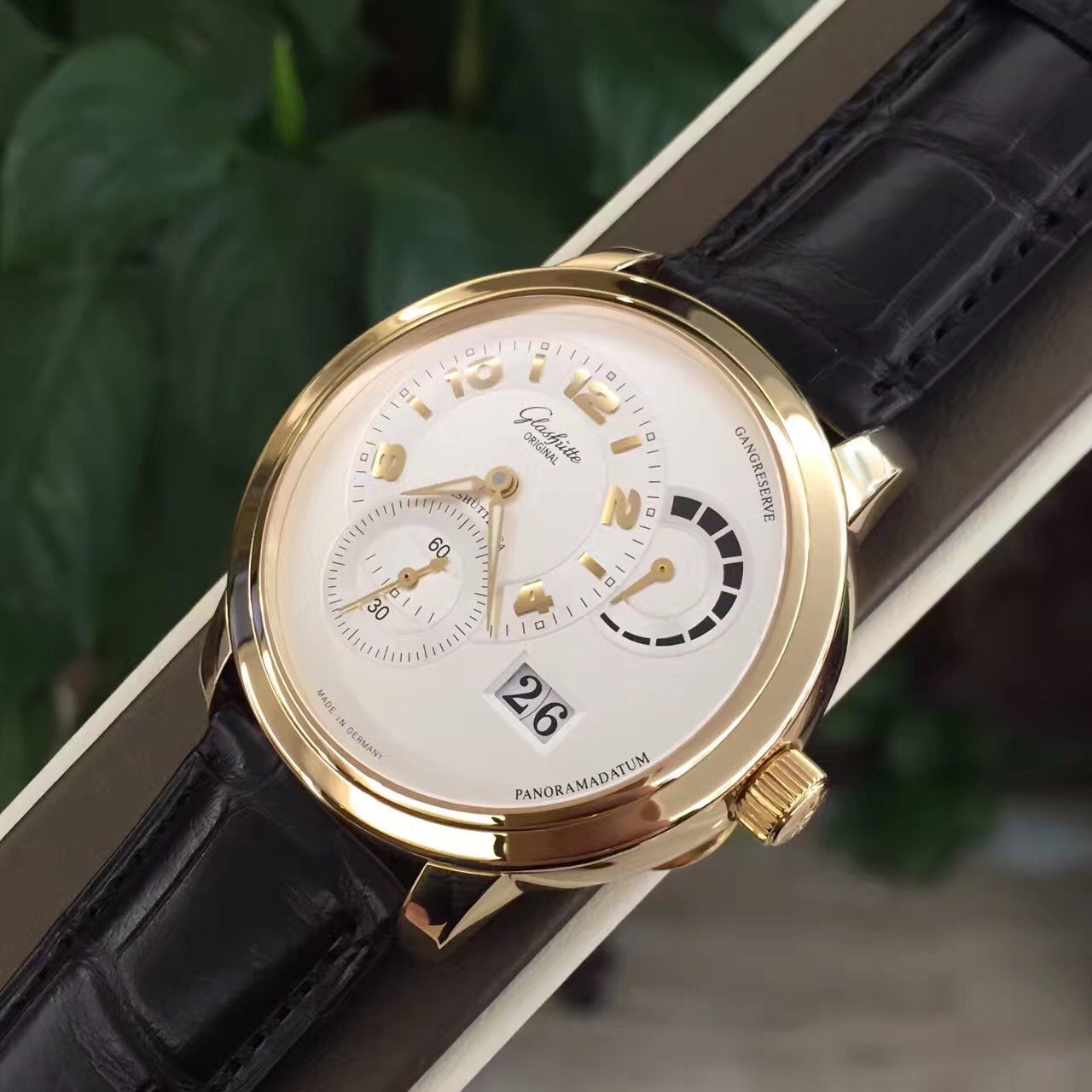 Glashutte 格拉苏蒂原创 PANO CLASSIC系列，90-03-31-31-04。18k黄金，42毫米表径，偏心针盘，小秒针，大日历及动力储备显示，将官底，背透双G 摆陀，独有双鹅颈德系自动上弦机械机芯。专柜定价：214000元。
