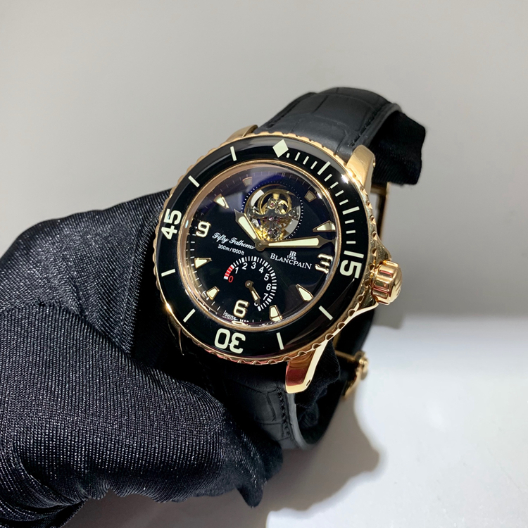 Blancpain 宝珀 五十噚系列，5025-3630-52A。45毫米大表径，18K玫瑰金表壳，黑色面盘，12点位置陀飞轮装置，6点位置动力储备显示，25A自动上弦机械机芯，动力储备192小时，专柜定价：1029500元。 单表附盒子。