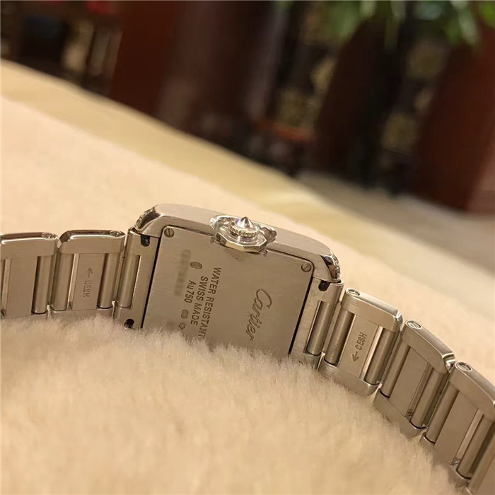 Cartier 卡地亚 Tank Anglaise 英国坦克 系列，WT100008。小号表款，30.2 x 22.7毫米表径。?18K镀铑白金表壳，镶嵌109颗明亮式切割圆钻；九角形表冠，镶嵌一颗明亮式切割圆钻，总重0.88克拉。镀银雕纹漆面表盘。剑形蓝钢指针。蓝宝石水晶镜面。18K镀铑白金表链，?精准石英机芯。专柜价格：289000元。? 单表无附件。