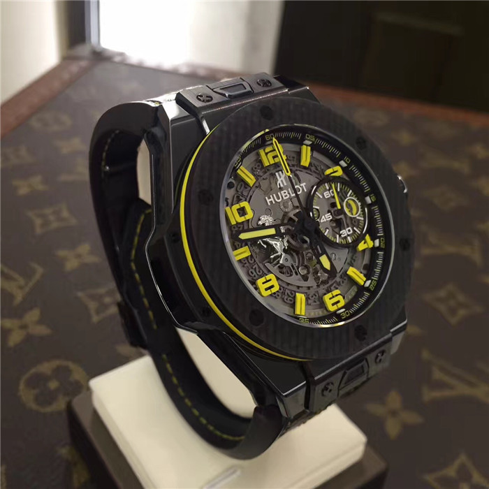 Hublot 宇舶 BIG BANG 大爆炸系列，401.CQ.0129.VR。45毫米表径，碳纤维表壳，深灰色表盘，夜光指针刻度，3点位置日期显示、小秒针。自动上弦机械机芯。法拉利限量款，全球限量1000枚。专柜定价:200300元。 单表无附件。