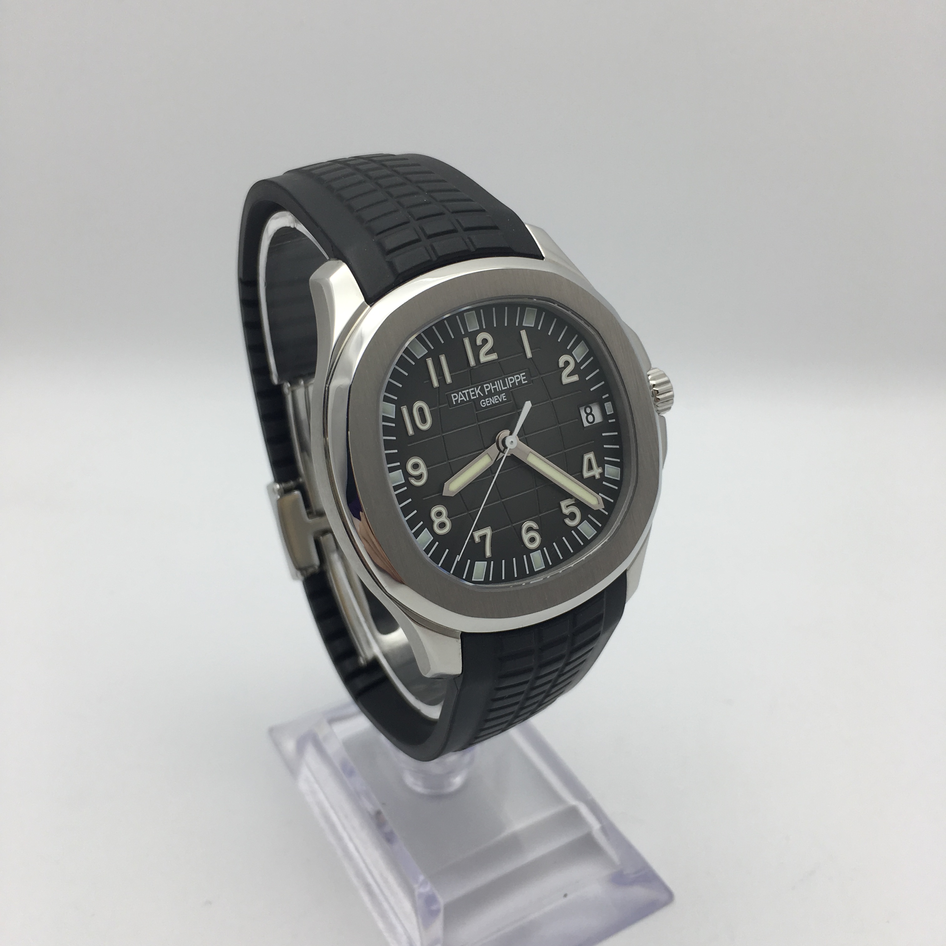 PATEK PHILIPPE 百达翡丽 Aquanaut系列，5167A-001。40毫米表径，精钢表壳，黑色浮雕表盘，覆荧光涂层金质立体字块，中心大秒针，3点位置日期显示，Cal.324 S C自动上弦机械机芯，动力储备45小时。专柜定价：138700元。 单表无附件。