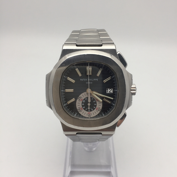 PATEK PHILIPPE 百达翡丽 NAUTILUS 运动系列，5980/1A-001。40.5毫米表径，精钢表壳，深蓝色面盘，纯金立体时标，覆荧光涂层，3点位置日期显示，计时功能，Cal.CH 28-520 C自动上弦机械机芯，动力储备55小时。专柜定价：358700元。 单表无附件。