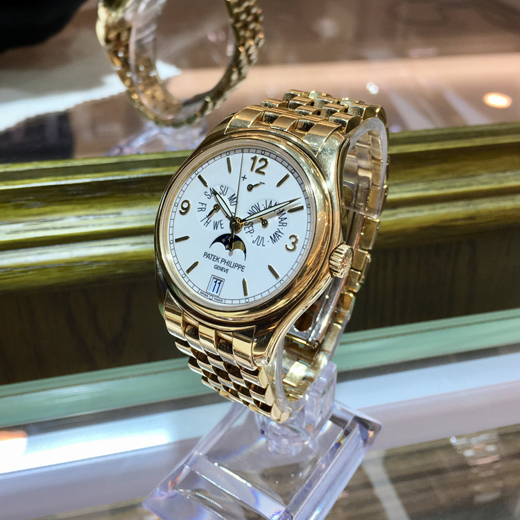 PATEK PHILIPPE 百达翡丽 复杂功能时计系列，5146/1J-001。39毫米表径，18K黄金表壳，米黄色面盘，金质立体时标和字块，中心大秒针。年历功能，指针式星期和月份显示、动力储存显示，视窗式日期显示、月相显示。324 S IRM QA LU自动上弦机械机芯，动力储备45小时。 单表无附件。