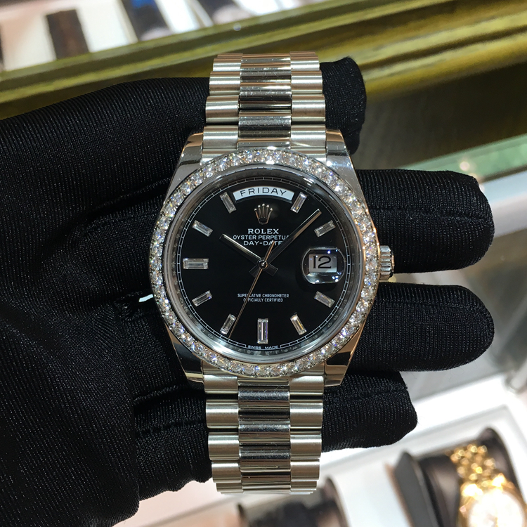 Rolex 劳力士 星期日历型系列，228349RBR。40毫米表径，18K白金镶钻表壳，黑色面盘，镶嵌钻石时标，中央时、分及秒针；快调瞬跳星期日历；秒针暂停功能以准确调校时间，3点位置为防反光凸透式放大日历窗，12点位置为星期显示，自产3255自动上弦机械机芯，专柜定价：430600元。 单表无附件。