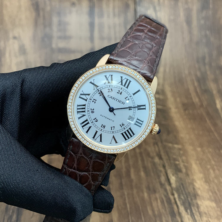 CARTIER 卡地亚 ROTONDE DE CARTIER系列，W6701009。42毫米表径，18K玫瑰金后加钻表壳，银白色面盘，3点位置日期显示，罗马数字时标，自动上弦机械机芯。 单表无附件。