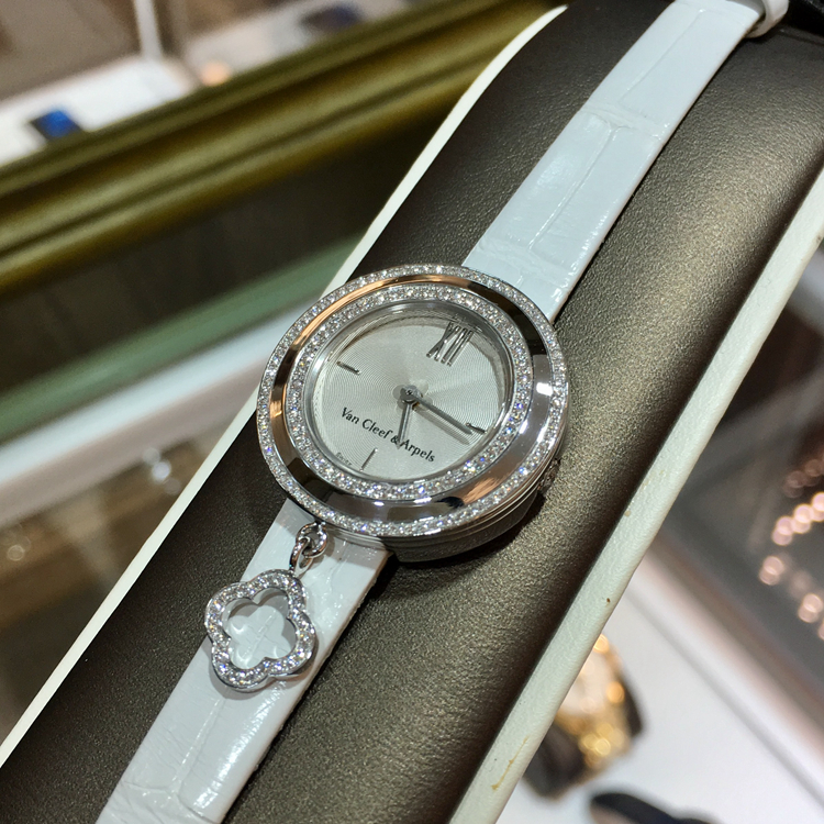 Van Cleef & Arpels 梵克雅宝 CHARMS系列，VCARO29A00。25毫米表径，18K白金镶钻表壳，白色圆形面盘，精准石英机芯，专柜定价：107000元。 单表无附件。