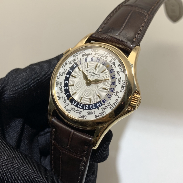 PATEK PHILIPPE 百达翡丽，5110J。37毫米表径，18K黄金表壳，银灰色面盘，月相显示功能，自动上弦机械机芯。 单表无附件。
