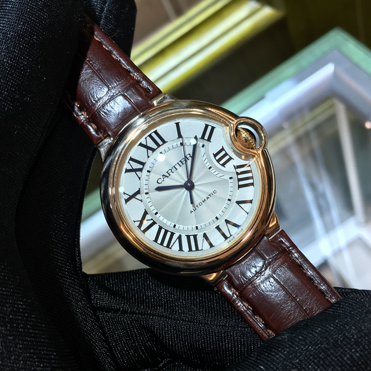 Cartier 卡地亚 Ballon Bleu 蓝气球系列，W6900456。36.6毫米表径，18K玫瑰金表壳，银白色面盘，罗马数字时标，Cal.076自动上弦机械机芯，专柜定价：105000元。 单表无附件。