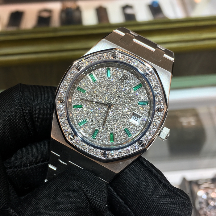 Audermars Piguet 爱彼 皇家橡树系列，35毫米表径，18K白金满天星原镶钻，3点位置视窗式日期显示，自动上弦机械机芯。 单表无附件。