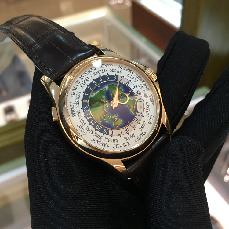 PATEK PHILIPPE 百达翡丽 复杂功能时计系列，5131R-010。39.5毫米表径，18K玫瑰金表壳，表盘中心装饰掐丝珐琅图案，世界时间，24个时区的24小时与昼/夜显示，240 HU自动上弦机械机芯，动力储备48小时。 单表附保卡。
