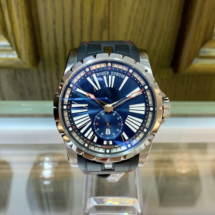 Roger Dubuis 罗杰杜彼 Excalibur 王者系列，RDDBEX0602。45毫米表径，钛金属表壳，蓝色电镀缎面太阳纹表盘，罗马数字时标，6点位置小秒盘、视窗式日期显示，RD830自动上弦机械机芯，动力储备48小时。 全套附件齐全。