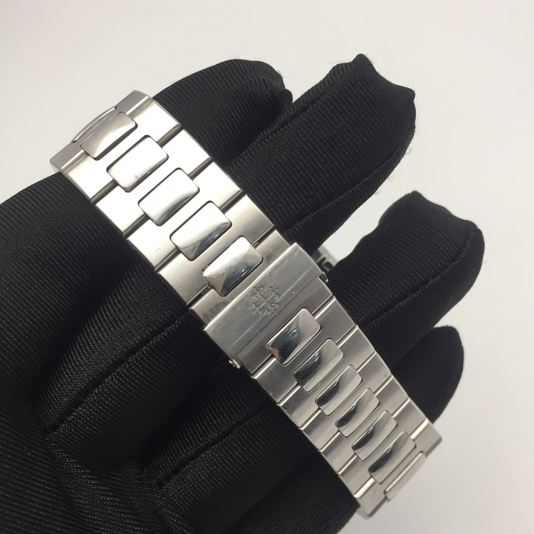 PATEK PHILIPPE 百达翡丽 NAUTILUS 运动系列，5980/1A-001。40.5毫米表径，精钢表壳，深蓝色面盘，纯金立体时标，覆荧光涂层，3点位置日期显示，计时功能，Cal.CH 28-520 C自动上弦机械机芯，动力储备55小时。专柜定价：358700元。 单表无附件。