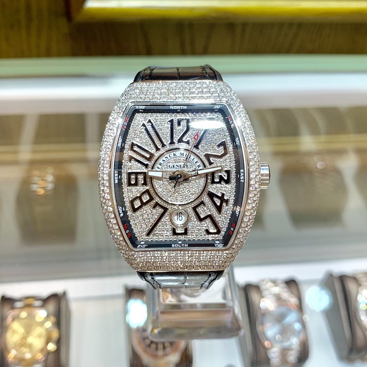 FRANCK MULLER 法兰克穆勒 NEW SARATOGE系列，V 41 SC DT。44*53.7毫米表径，精钢后加钻表壳，黑字满天星面盘，6点位置日期显示，自动上弦机械机芯。 全套附件齐全。