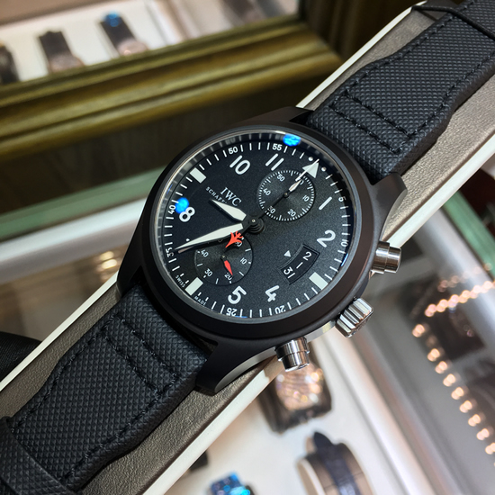 IWC 万国 飞行员系列，IW388001。46毫米表径，钛金属/陶瓷表壳，黑色面盘，3点位置为日期显示，计时功能，89365自动上弦机械机芯，动力储备68小时。专柜定价：86800元。 未使用品全套附件齐全。