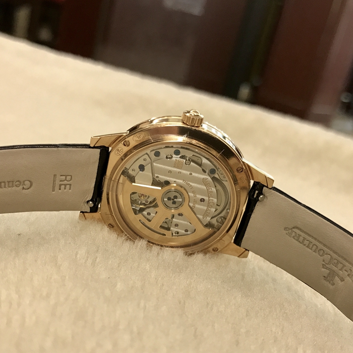 Jaeger-LeCoultre 积家 约会系列，Q3442520。34毫米表径，18K玫瑰金表壳镶嵌60颗钻石，约0.69克拉。银色扭索饰纹面盘，6点位置月相显示，蓝宝石水晶玻璃表镜，自动上弦机械机芯。专柜定价：178500元。 全套附件齐全。