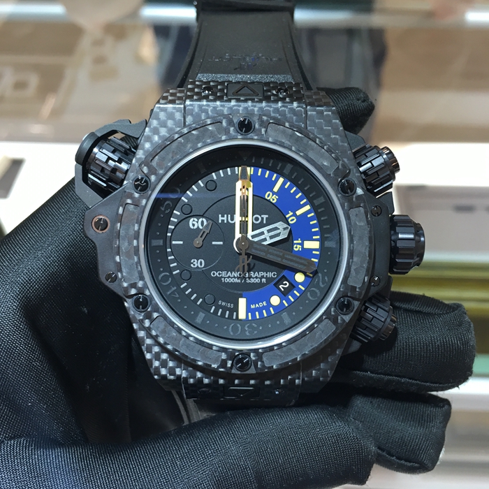 Hublot 宇舶 王者至尊系列，732.QX.1140.RX。48毫米表径，碳纤维表壳，黑色面盘，5点位置日期显示，9点位置小秒针，计时功能自动上弦机械机芯。专柜定价200300元。 未使用品全套附件齐全。