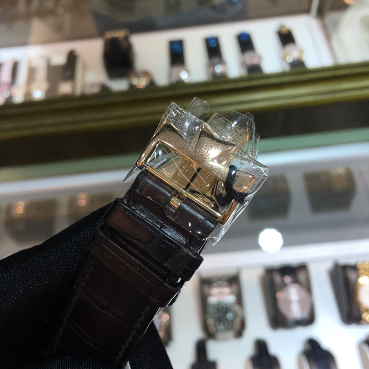 Vacheron Constantin 江诗丹顿 TRADTIONNELLE 传袭系列，47292/000R-9392。43毫米表径，18K玫瑰金表壳，白色面盘，月相显示、指针式日期显示、星期显示、月份显示，计时功能，Cal.1141QP手动上弦机械机芯，专柜定价：895000元。 全套附件齐全。
