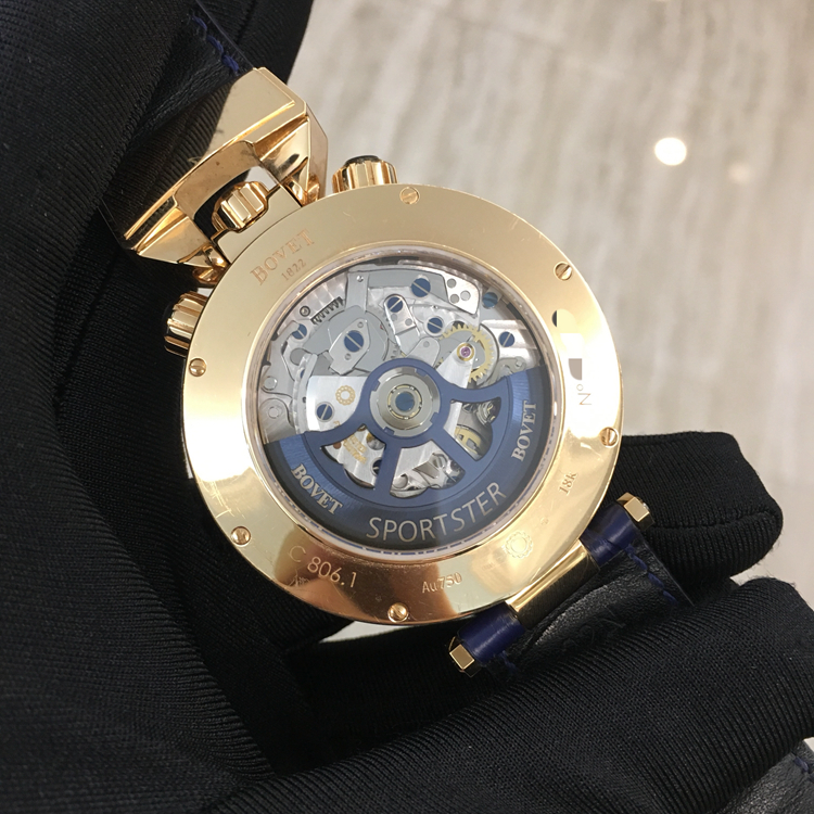 播威 Bovet，一个早在清代就进入中国的高端瑞士钟表品牌，深的皇室及贵族的宠爱，与中国有着不解之缘。18K玫瑰金自动机械机芯，45毫米表径，蓝面计时功能，日历显示，标志性“蛇形计时针”。 单表无附件。