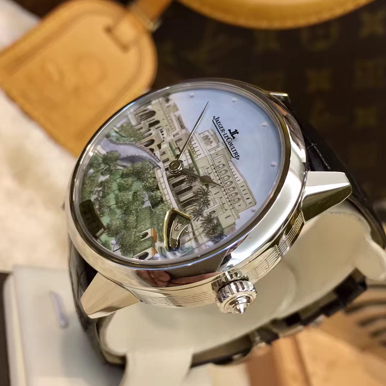 Jaeger-LeCoultre 积家 Rendez-Vous Ivy Minute Repeater约会系列，Q3506407。?常春藤三问腕表，阿曼国王皇室定制款。39毫米表径，pt950铂金表壳表扣，自动机械上弦机芯。融合美学设计和精湛工艺，是高级制表界不可多得的典范之作。腕表以大明火彩绘珐琅案装饰，令人浮想联翩，演绎梦幻传奇，尽显时间之弥足珍贵。全球限量定制41支，专柜定价：2950000元。 全套附件齐全。