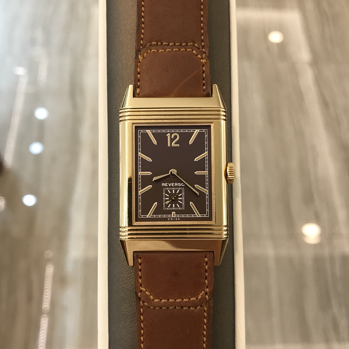 Jaeger-LeCoultre 积家 Reservo 翻转腕表系列，Q2782560。46.8X27.4mm，18K玫瑰金表壳。巧克力色表盘，镀金时标，蓝宝石水晶玻璃表镜，手动上弦机械机芯，动力储备45小时。专柜定价：128000元。 单表无附件。