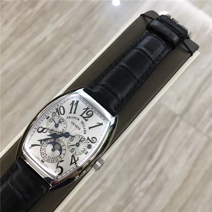 法兰克穆勒 7880 MB L DT。35.9X50.3毫米表径，精钢，银白色酒桶型面盘，6点位置日期显示，昼夜三地时，月相。自动上弦机械机芯。动力储备42小时。 单表无附件。