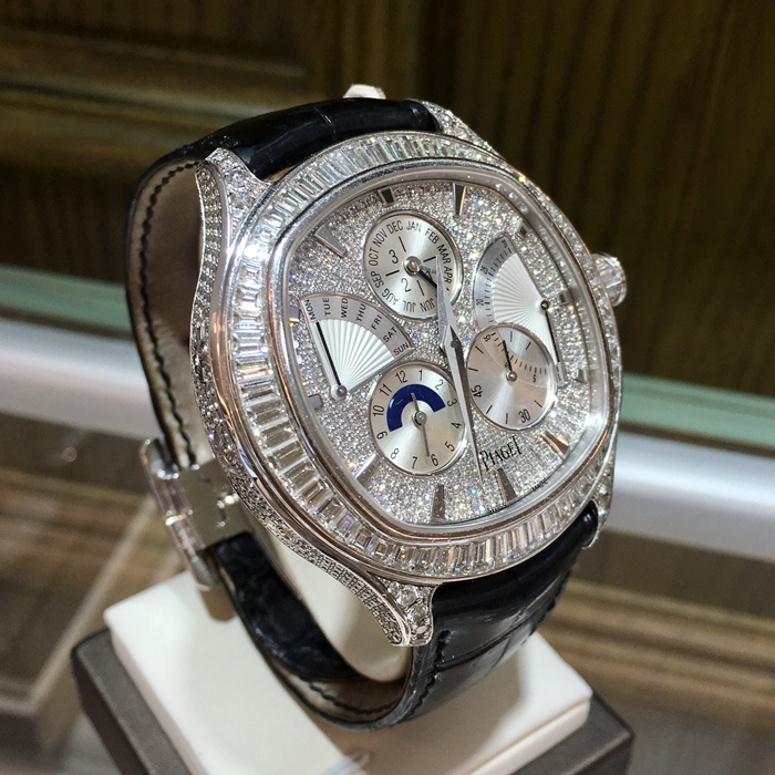 PIAGET 伯爵 凡珍品系列，G0A35020。46.5毫米表径，18K白金表壳，椭圆形镶钻表盘，自动上弦机械机芯。专柜定价：2284300元。 全套附件齐全。