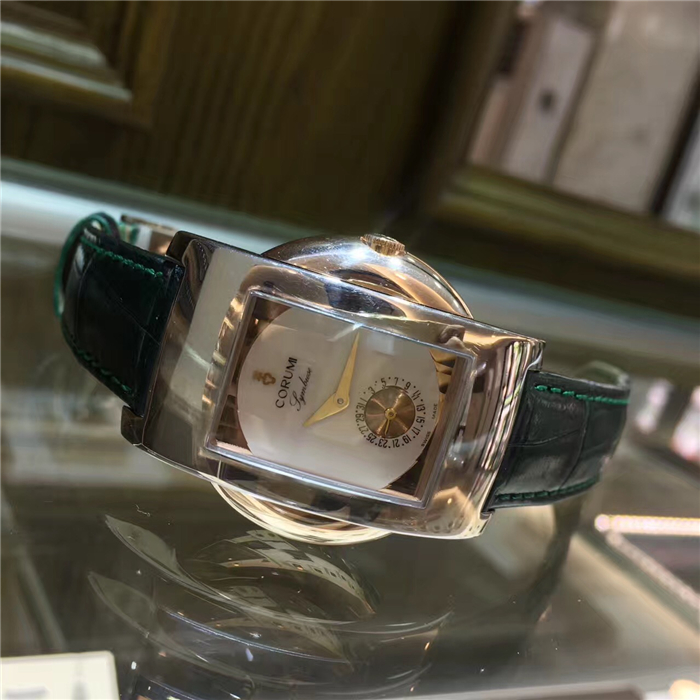 Corum 昆仑 女表 25.5×46.5毫米表径，18K玫瑰金 /白金表壳，立体多面折射玻璃表镜，指针式日期显示，自动上弦机械机芯。 单表无附件。 